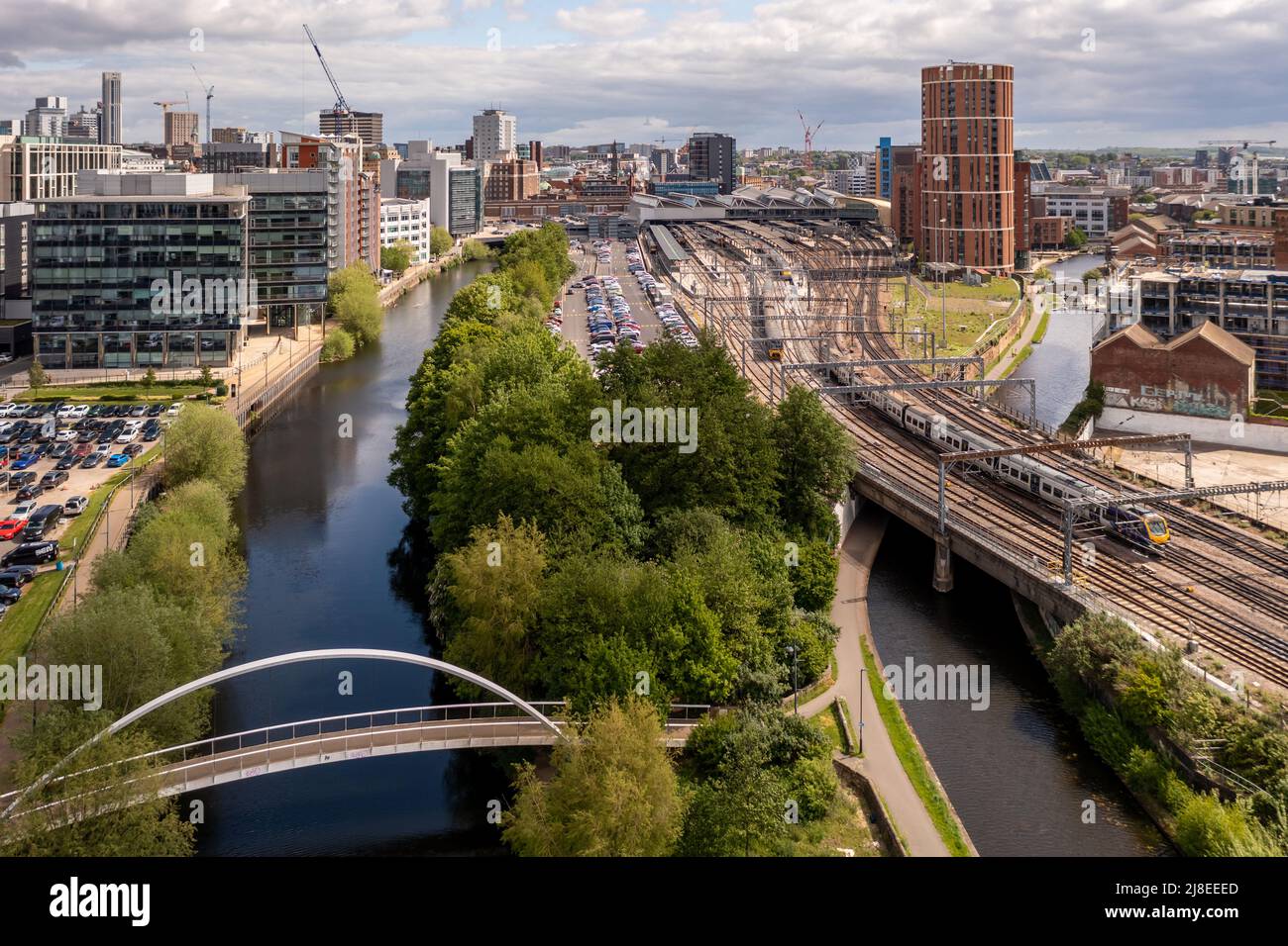 LEEDS, GROSSBRITANNIEN – 12. MAI 2022. Ein Luftbild des Stadtzentrums von Leeds mit Bahnhof und modernen Gebäuden entlang des Leeds-Liverpool-Kanals Stockfoto