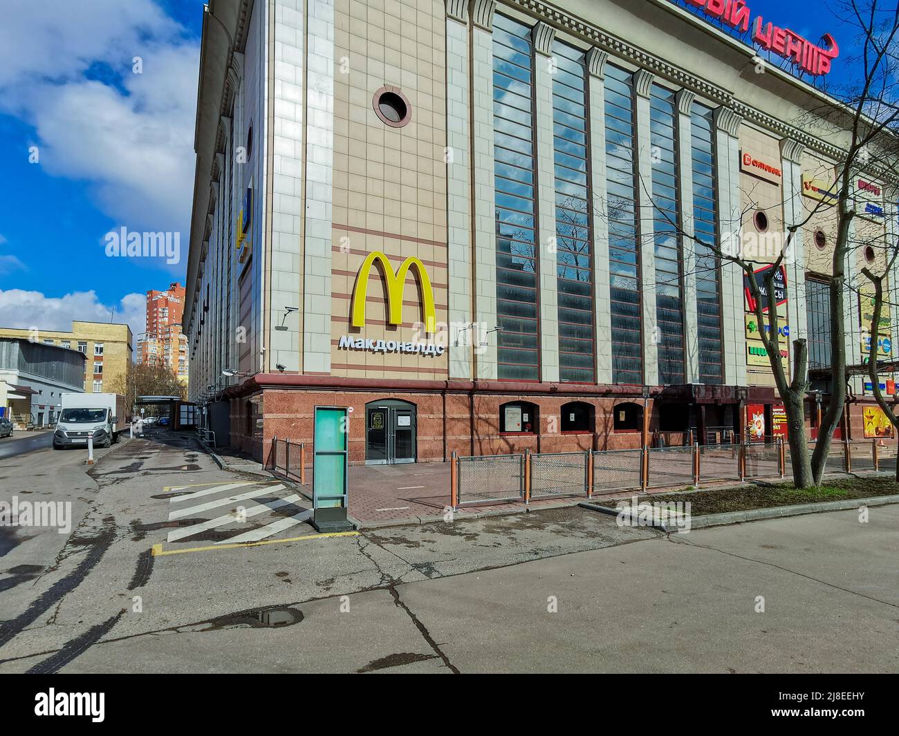 Moskau. Russland. 26. April 2022. Ein leerer Parkplatz vor einem McDonald's-Restaurant ist wegen Sanktionen gegen Russland aufgrund einer besonderen Militäroperation in der Ukraine geschlossen. Stockfoto