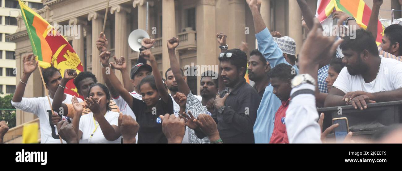 Colombo, Sri Lanka. 15. Mai 2022. Die Tauben und Blinden äußern ihre Ansichten. Der Protest geht unter Sperrstunde und Notstandsgesetz weiter, wobei die Sicherheitskräfte im Falle von Gewalt schießen dürfen. Am Tag der Vesak-Poya in Galle Face, wo seit über einem Monat der Hauptprotest mit dem Namen Gota Go Gama stattfindet, versammelten sich viele Menschen in großer Zahl. Kredit: Majority World CIC/Alamy Live Nachrichten Stockfoto