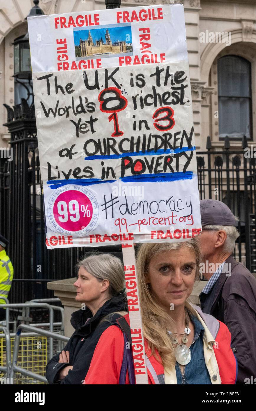 Stoppen Sie das Plakat des Rot-Protestes vor der Downing Street in Whitehall, Westminster, London, Großbritannien. Protest gegen die Regierung von Tory Boris Johnson Stockfoto
