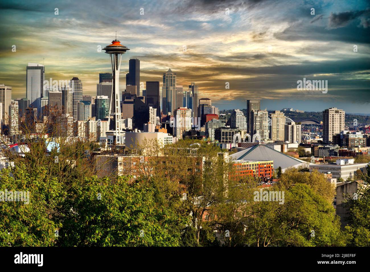 Die Skyline von Seattle wurde im Frühling vom Kerry Park aufgenommen, mit leichtem Sonnenuntergang und dem Mount rainier im Hintergrund Stockfoto