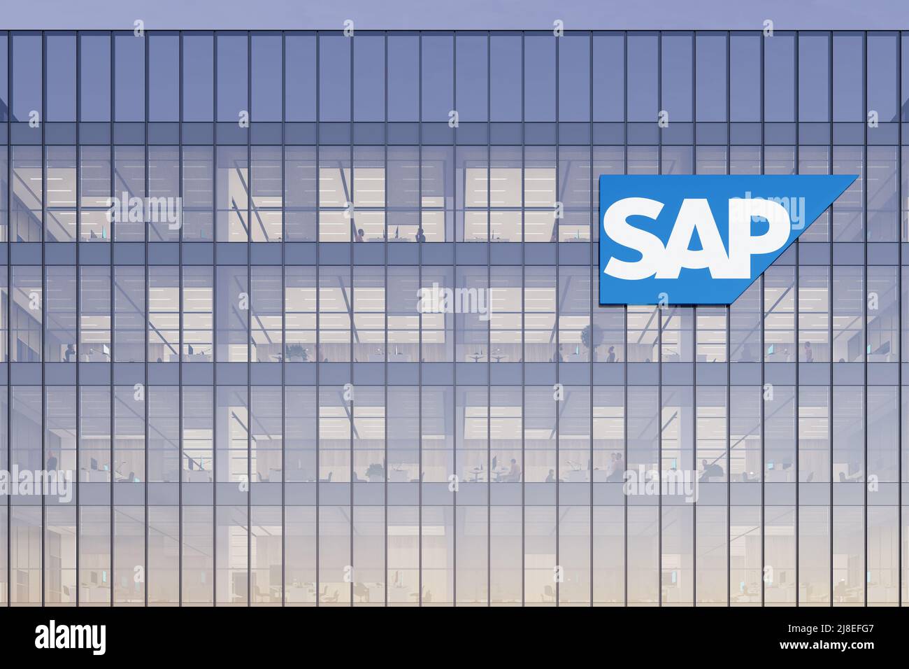 Walldorf, Deutschland. 2.Mai 2022. Nur zur redaktionellen Verwendung, 3D CGI. SAP Technology Signage-Logo auf dem Glasgebäude. Arbeitsplatz Software Firma Büro He Stockfoto