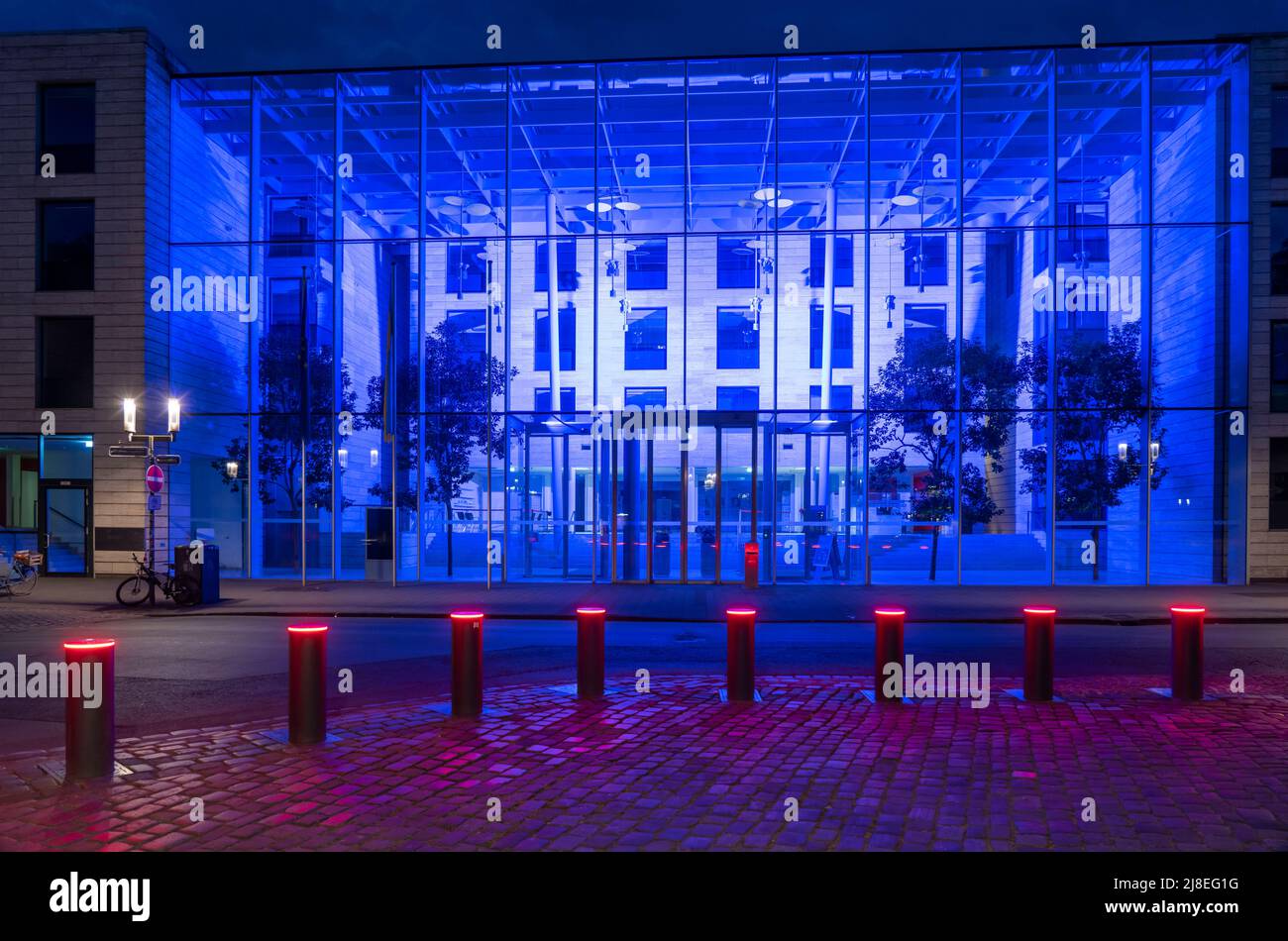 Historische Altstadt, blau beleuchtetes Gebäude der Bezirksregierung Münster, beleuchtete Schranke, Poller, in Münster, NRW, Deutschland Stockfoto