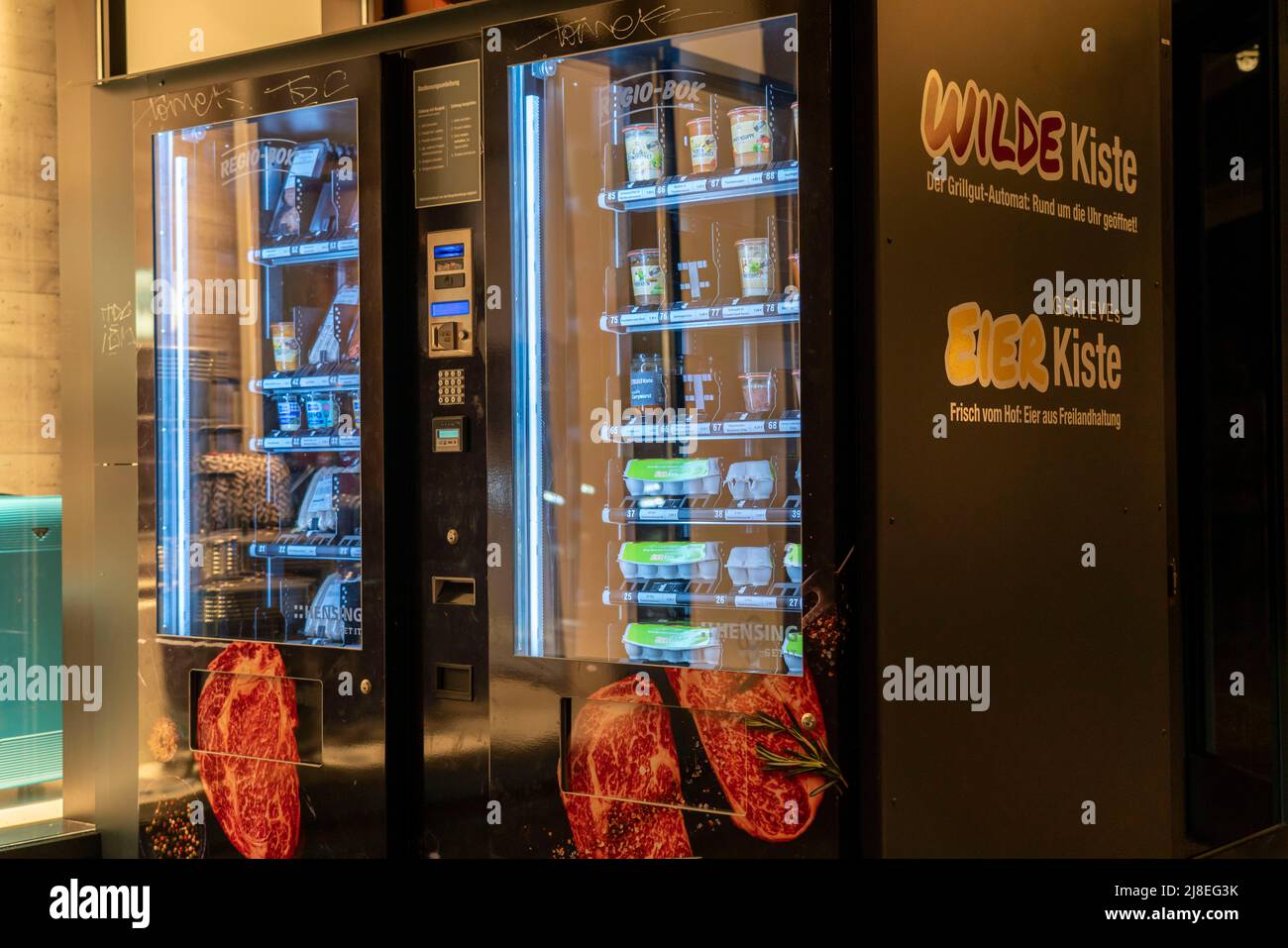 Barbecue-Lebensmittelautomat, Lebensmittelautomaten, frische Eier, Fleisch, Würstchen, Saucen, verschiedene Grillgerichte, Wildekiste, Eierkiste, in Münst Stockfoto