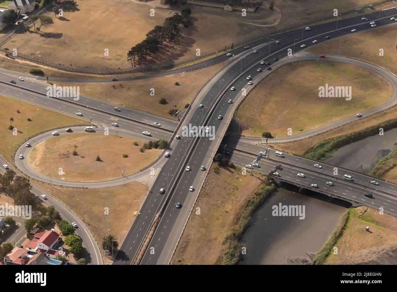 Kapstadt, Südafrika. 2022. Luftaufnahme der Highways M5 und N2, die in der Nähe des Stadtzentrums von Kapstadt am Swart River vorbeiführen. Stockfoto