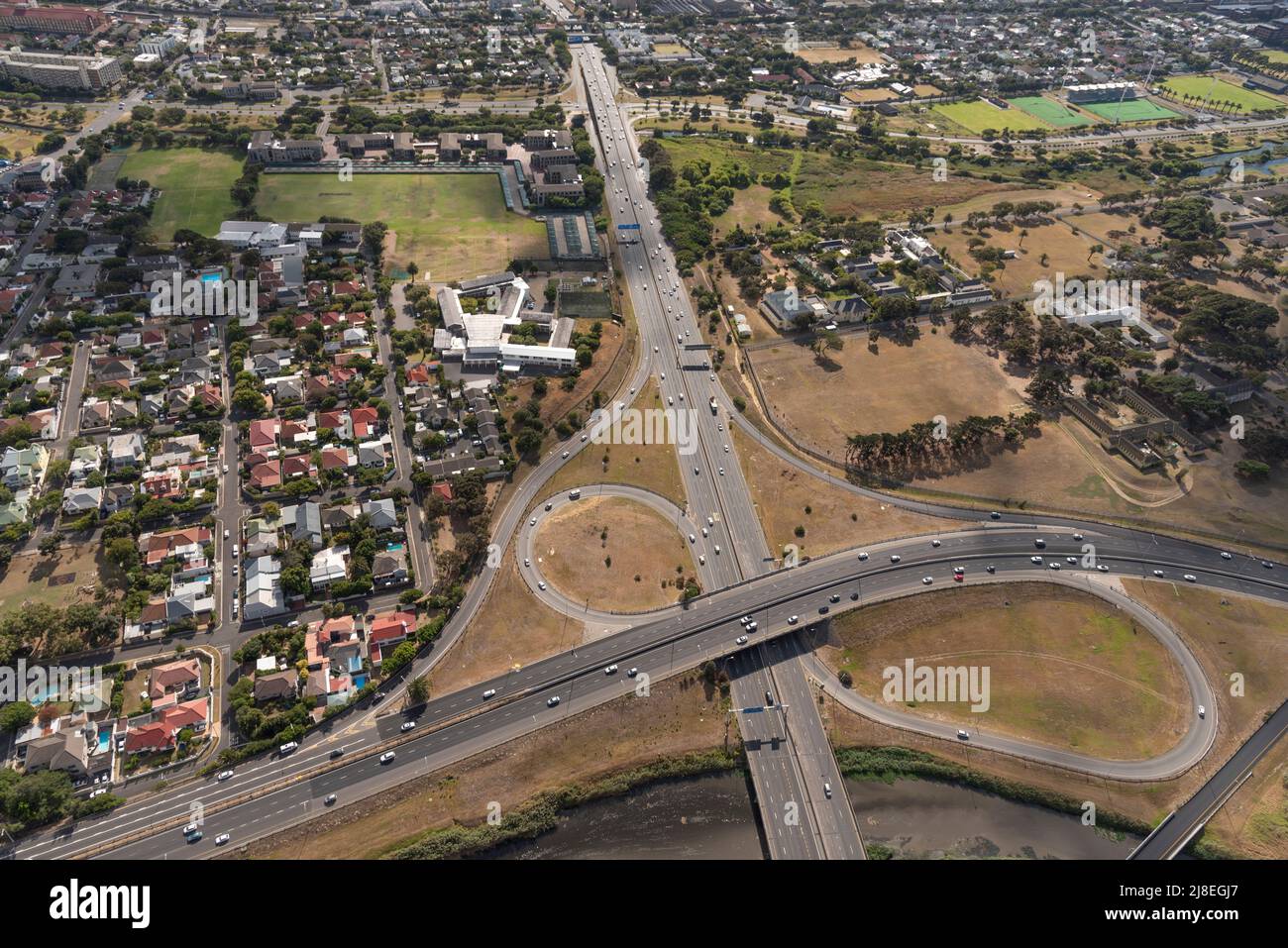 Kapstadt, Südafrika. 2022. Luftaufnahme der Highways M5 und N2 und des Valkenberg Hospitals oben rechts in der Nähe des Stadtzentrums von Kapstadt. Stockfoto