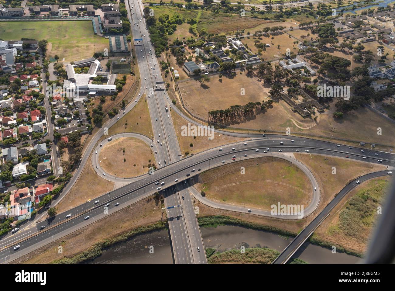 Kapstadt, Südafrika. 2022. Luftaufnahme der Highways M5 und N2 und des Valkenberg Hospitals oben rechts in der Nähe des Stadtzentrums von Kapstadt. Stockfoto