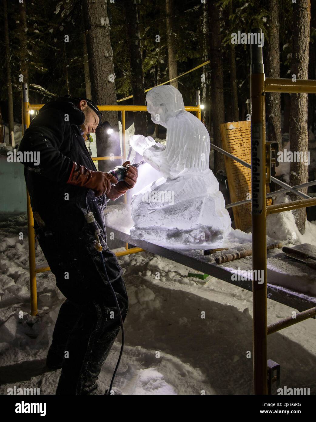 Der Mensch modelliert Eis auf einem von vielen Eiskunstlaufrädern, die im Februar bei der Eiskunstweltmeisterschaft vor Fairbanks, AK, gesehen wurden. Stockfoto