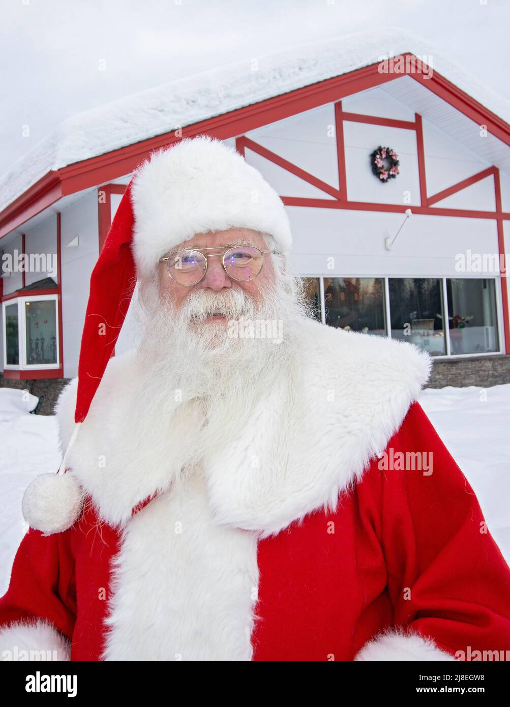 Santa Claus posiert vor dem Santa Claus House in North Pole, AK, bei Fairbanks, AK. Stockfoto