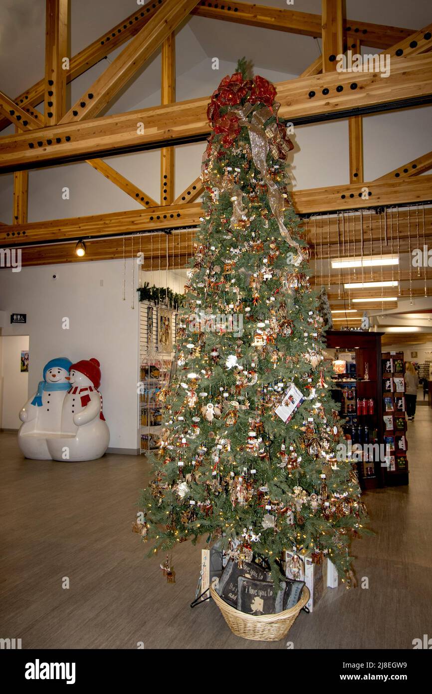 Geschmückter Weihnachtsbaum im Santa Claus House in North Pole, AK, in der Nähe von Fairbanks, AK. Stockfoto