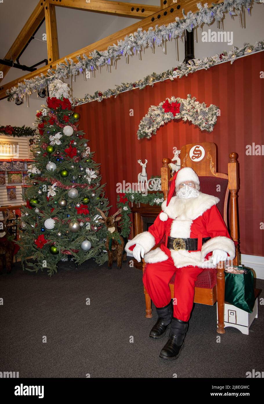 Der Weihnachtsmann ist das ganze Jahr über bereit, mit Kindern im Weihnachtsmannhaus in North Pole, AK, in der Nähe von Fairbansk, AK, zu sprechen. Stockfoto