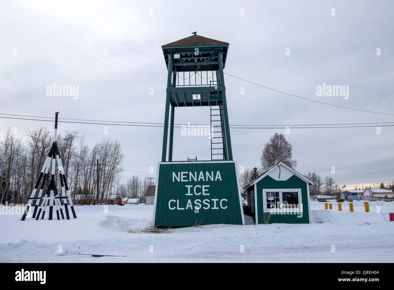 Tower kündigt Nenana Ice Classic an, ein jährliches Wettspiel in Nenana, auf das das Eis des Tanana River aufbrechen wird. Der Wettbewerb ist über 100 Jahre alt und ein Ticket für die Teilnahme beträgt 2,50 US-Dollar. Im Jahr 2022 betrug der Jackpot 242.923 Dollar. Stockfoto