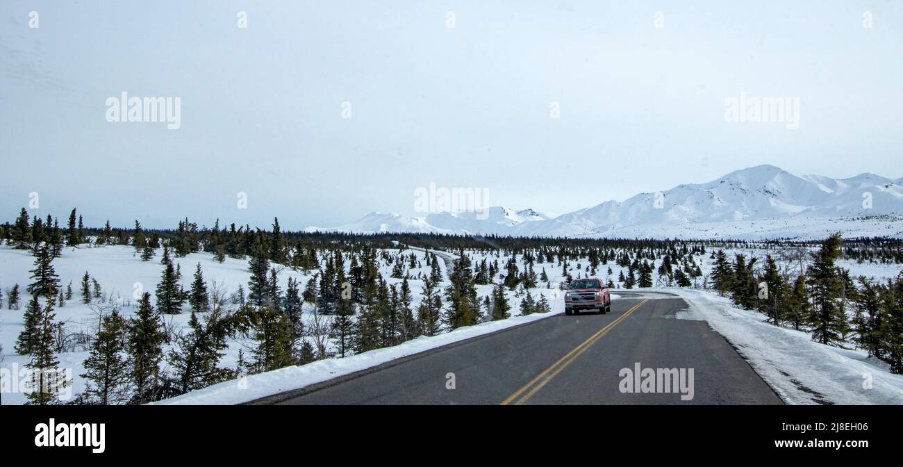Blick auf die Winterberge und die Landschaft in der Nähe des Denali National Park in Alaska, USA. Stockfoto