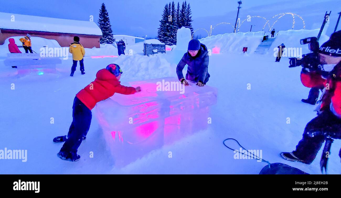 Bei den Eiskunstweltmeisterschaften außerhalb von Fairbanks, AK, spielen Jungen im Februar ein Spiel auf einem Schnitzwerk. Stockfoto