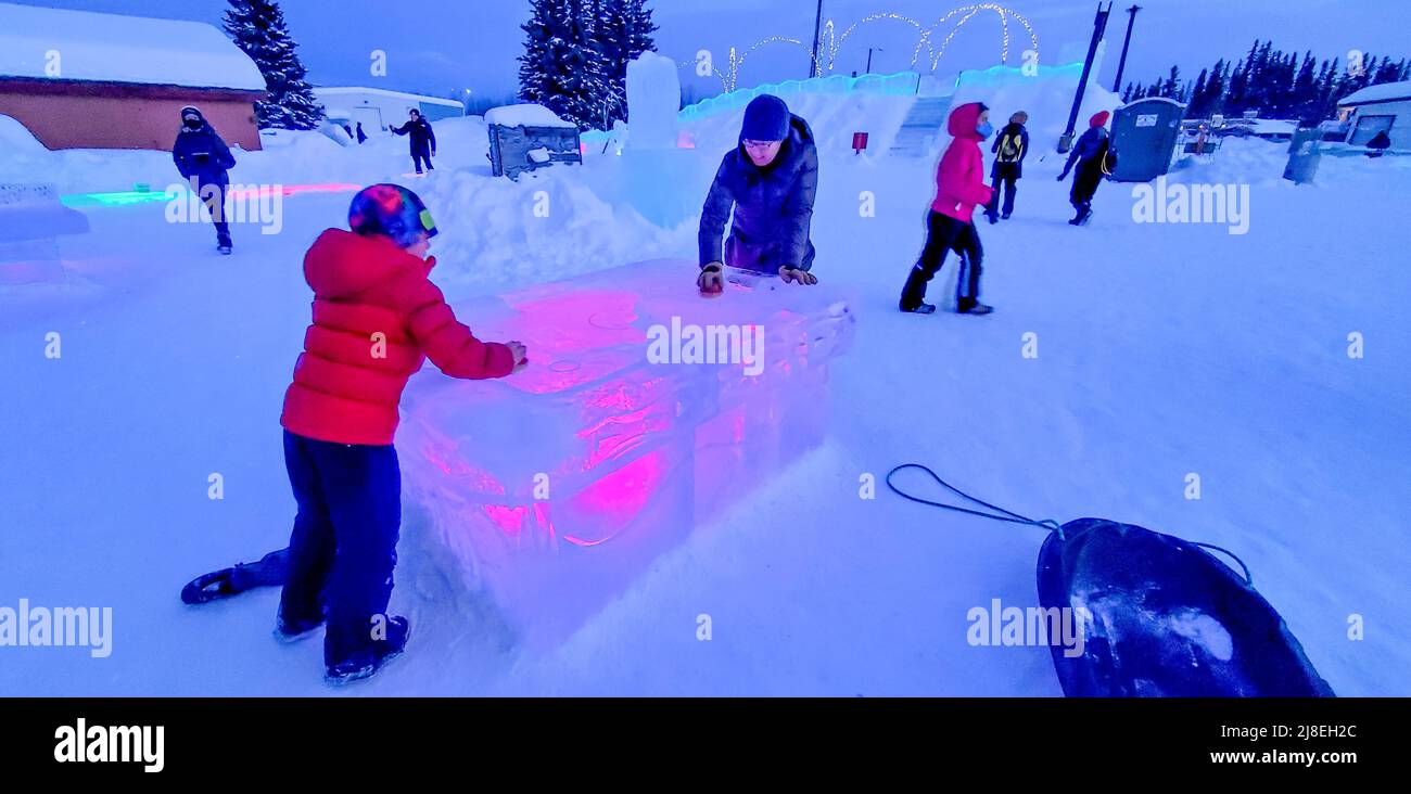 Bei den Eiskunstweltmeisterschaften außerhalb von Fairbanks, AK, spielen Jungen im Februar ein Spiel auf einem Schnitzwerk. Stockfoto