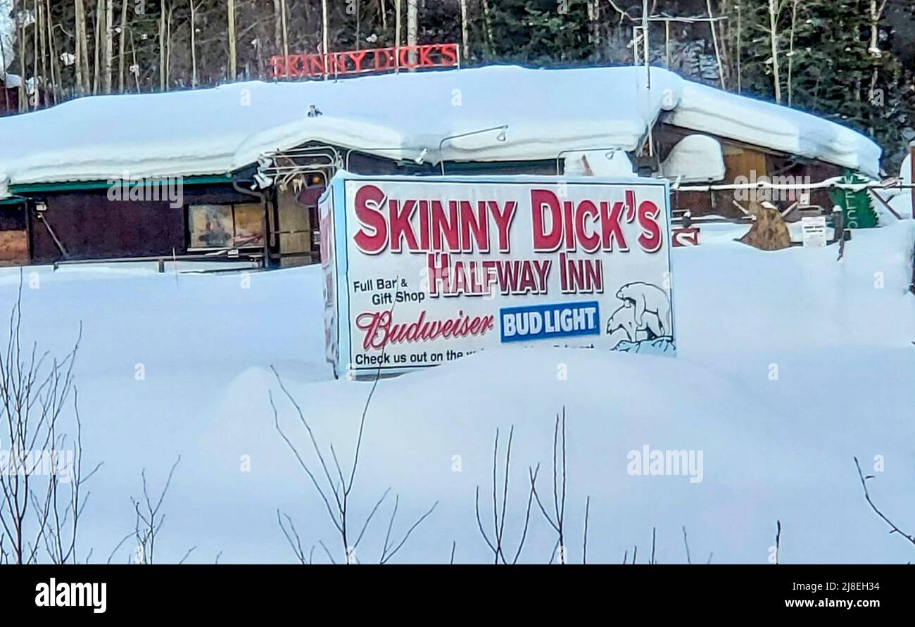 Sign zeigt skurrilen Alaska-Humor. Vom Alaska Rainroad Zug zwischen Denali Park und Fairbanks aus gesehen. Stockfoto
