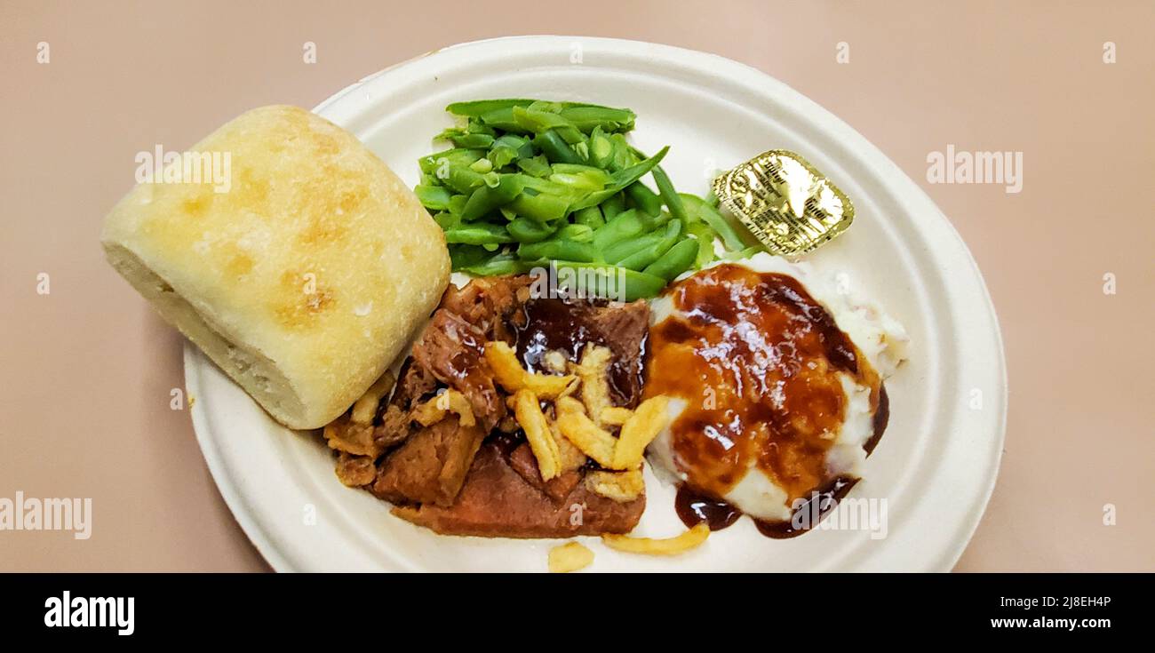Abendessen im Zug ... Alaska Railroad – unverkennbarer Topfbraten mit Kartoffelpüree und grünen Bohnen. Stockfoto