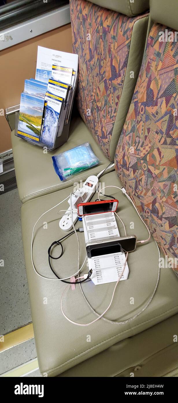 Ladestation für Telefone, Tablets und Laptops, auf einem Sitz für Passagiere eingerichtet, die mit dem Alaska Railroad-Zug fahren. Stockfoto