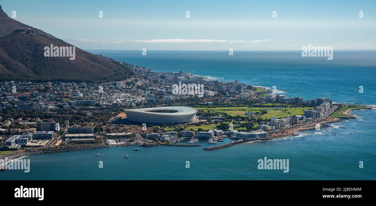 Kapstadt, Südafrika. 2022. Stadion von Kapstadt, Golfclub Metroplolitain und Yachtclub Granger Bay. Stockfoto