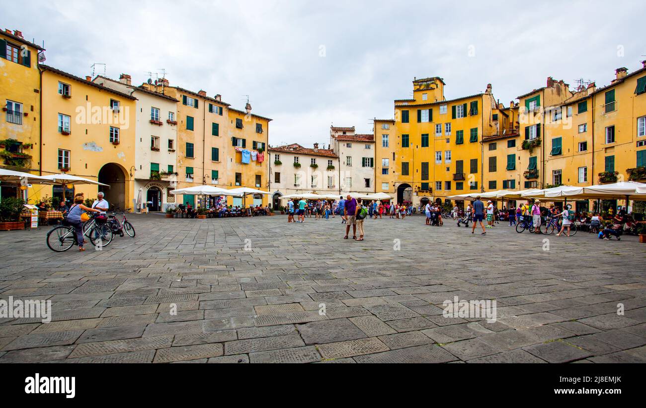 Lucca, Italien - 4. September 2014: Berühmter ovaler Anfiteatro Platz in Lucca Stockfoto