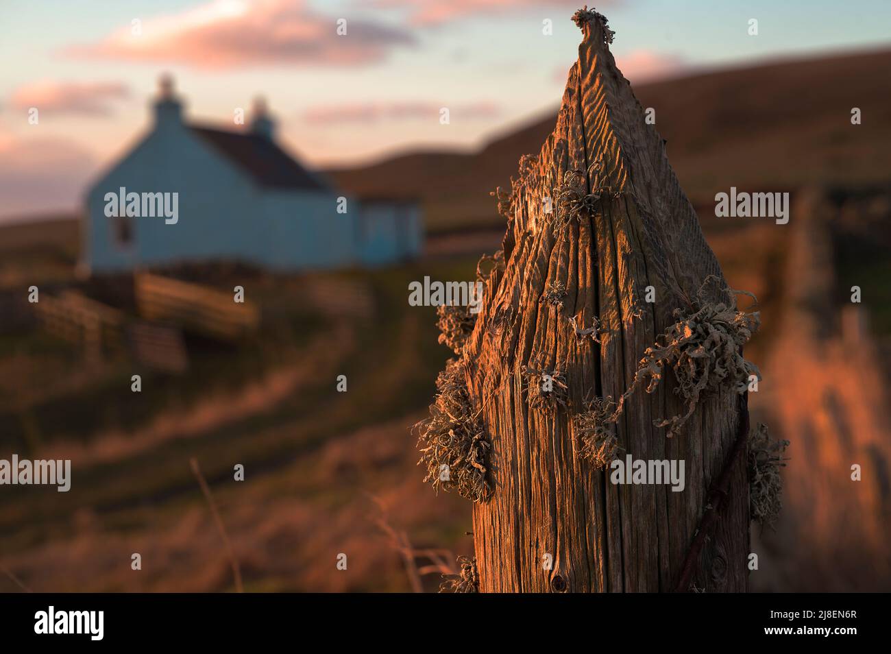 Die kleine blaue malerische Hütte von Lower Leogh, Fair Isle Stockfoto