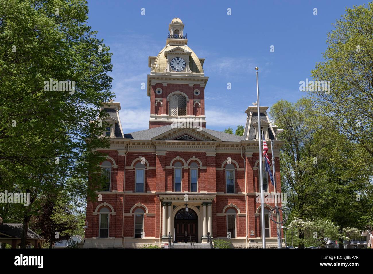 Lagrange - ca. Mai 2022: Lagrange County Courthouse. Es ist ein rotes Backsteingebäude mit Elementen des Second Empire und des georgischen Stils und wurde 1 erbaut Stockfoto