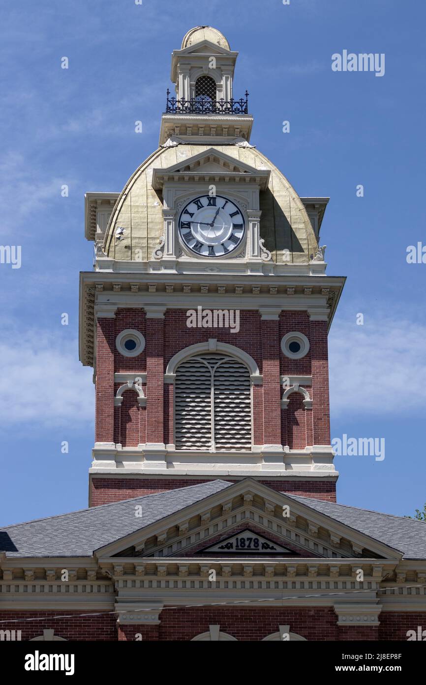 Lagrange - ca. Mai 2022: Lagrange County Courthouse. Es ist ein rotes Backsteingebäude mit Elementen des Second Empire und des georgischen Stils und wurde 1 erbaut Stockfoto