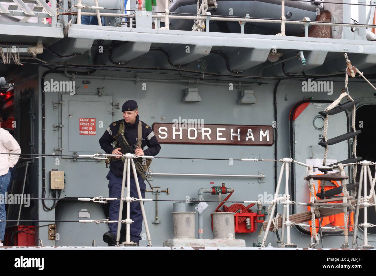 Matrose steht auf dem Deck von H.M.S Shoreham bei seinem letzten Besuch in der Stadt, nach der das Schiff benannt wurde, vor der Stilllegung Stockfoto