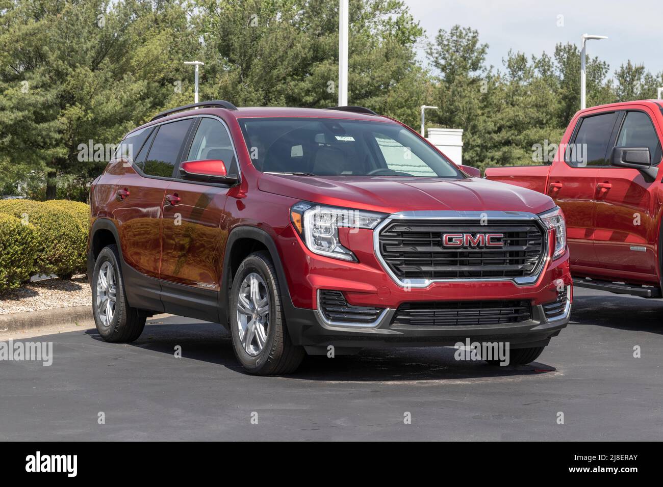 Kokomo - ca. Mai 2022: GMC Terrain SUV-Display in einem Autohaus. GMC bietet das Gelände in SLE-, SLT-, AT4- und Denali-Modellen an. Stockfoto