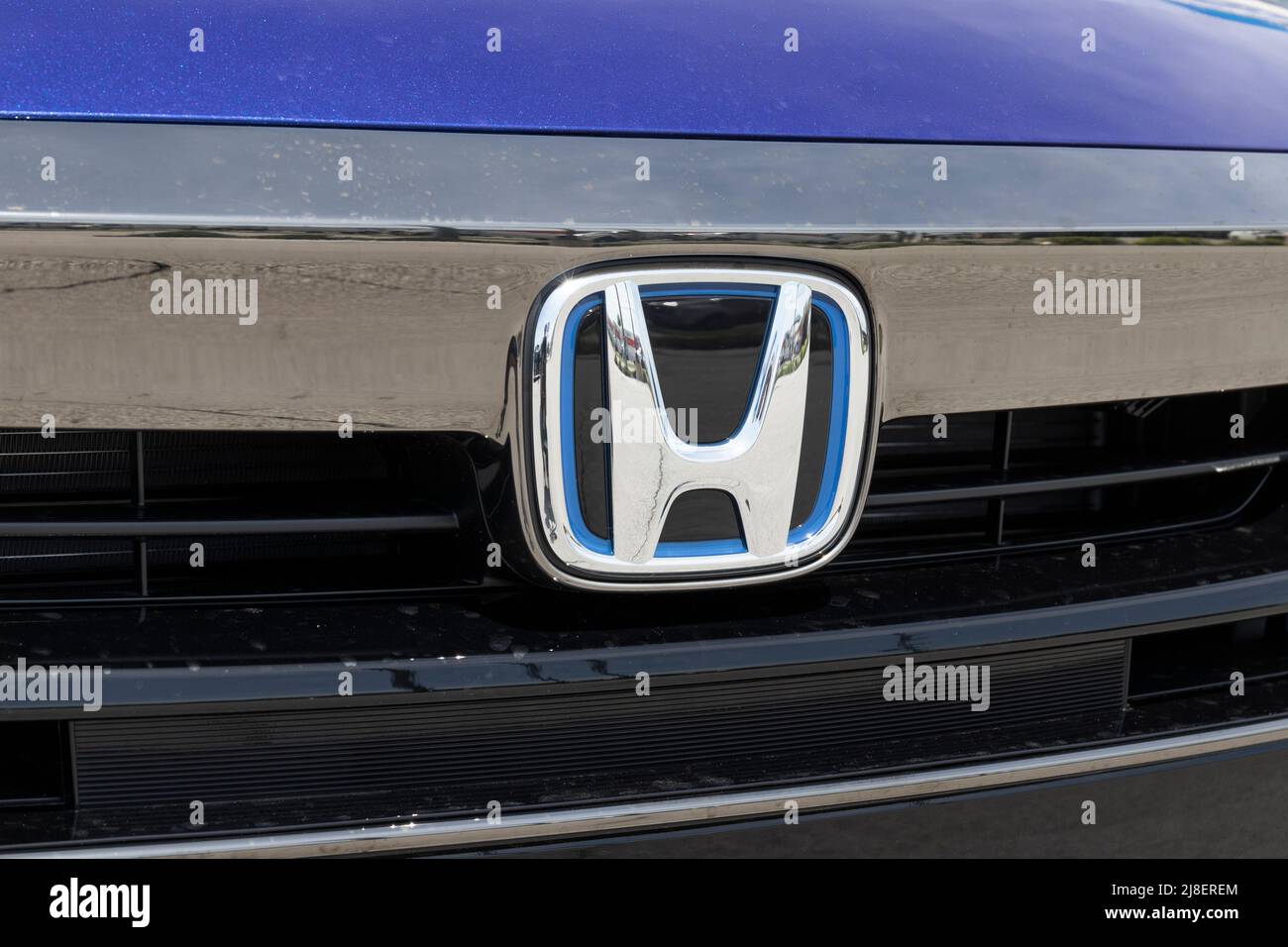 Kokomo - ca. Mai 2022: Honda-Logo mit blauer Zierleiste eines Hybridmodells. Honda-Modelle gehören immer zu den 25 besten Autos, die in den USA jedes Jahr verkauft werden. Stockfoto