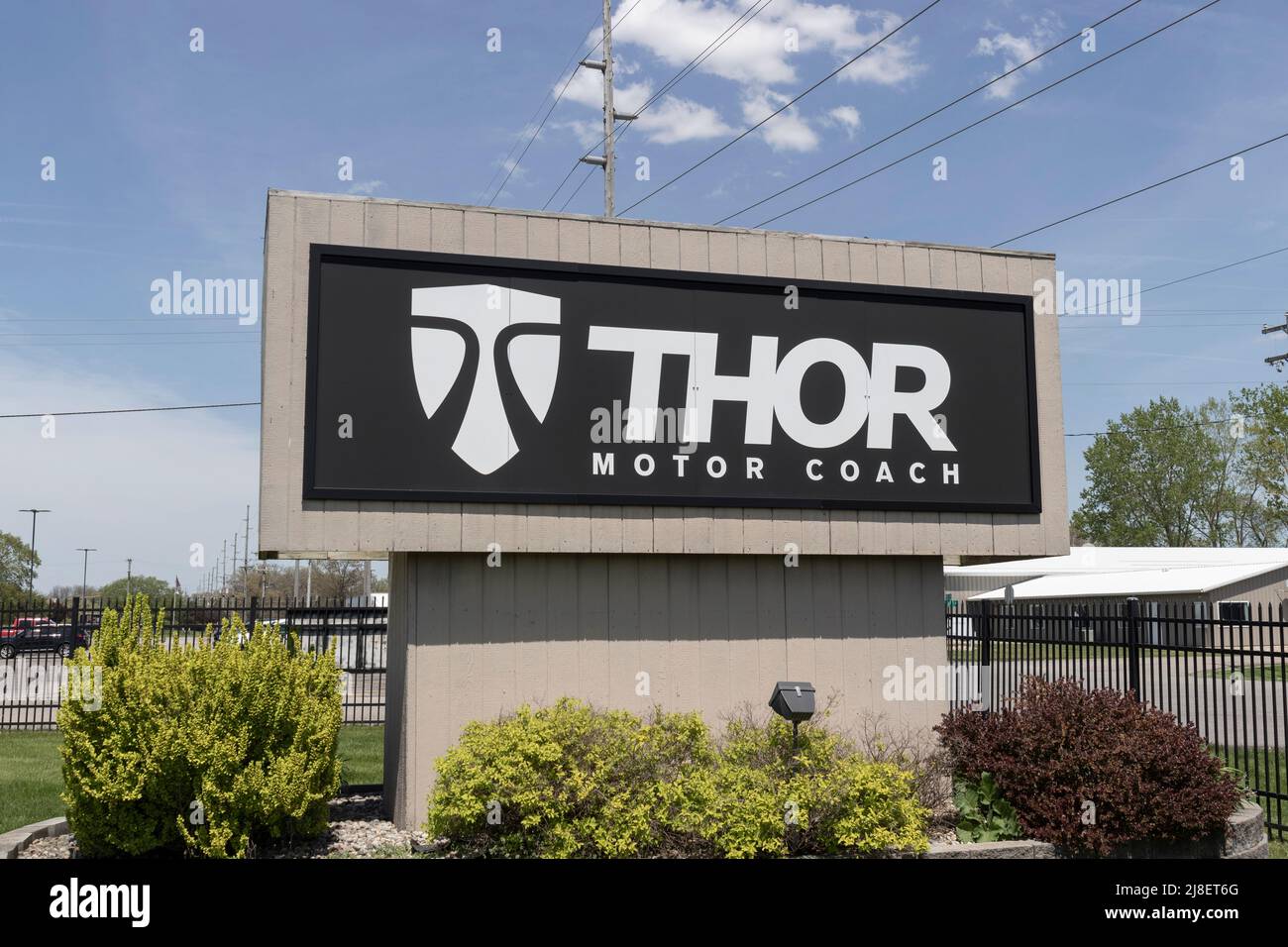 Elkhart - ca. Mai 2022: Firmenzentrale von Thor Motor Coach. Thor ist ein Geschäftsbereich von Thor Industries und stellt Wohnmobil-Freizeitfahrzeuge her. Stockfoto