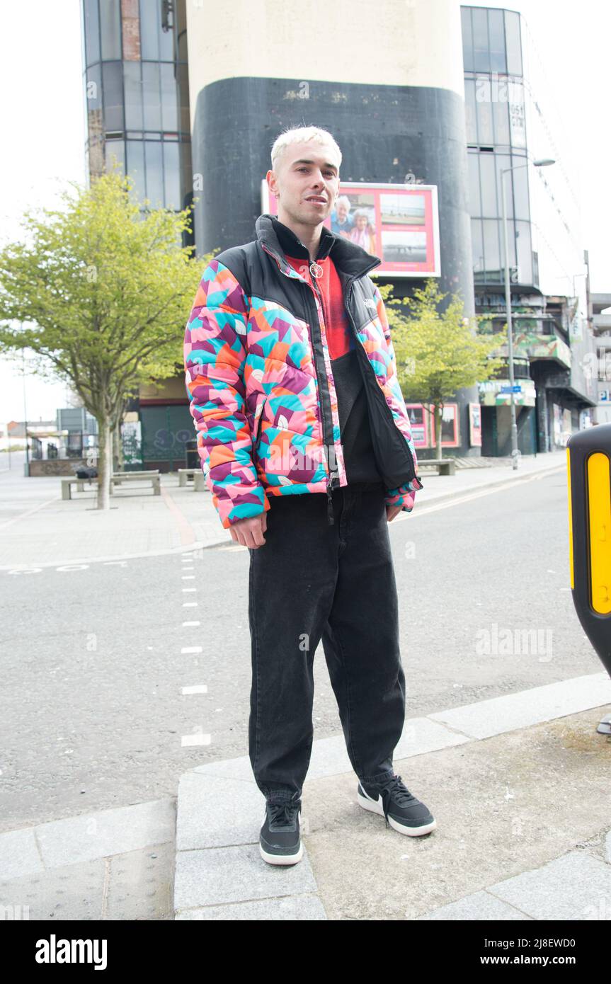 Junge Kreative erobern North West Lockdown auf Werbetafeln in Liverpool. Inspiriert von Don McCullin. Wir enthüllen Werbetafeln in Liverpool mit 30 unglaublichen Bildern, die von Fotografen des Tate Collective aufgenommen wurden, um die jungen Talente zu zeigen und einen Einblick in das Leben während der Aussperrung im Nordwesten des letzten Jahres zu geben. Vier der jungen Fotografen, die auf den offenen Ruf der Tate Collective Producers reagiert haben und deren Arbeiten zwei Wochen lang im Brownlow Hill als Teil dieser Freiluftgalerie in der Stadt und im Mai wieder in der Tate Liverpool zu sehen sein werden Stockfoto