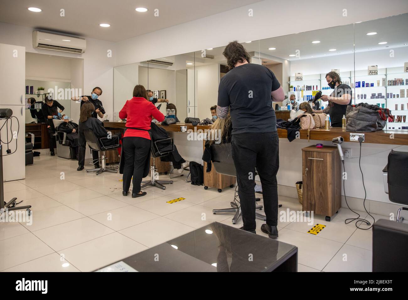 Ozzie Rizzo Salon in Mayfair, am ersten Tag seit Beginn der Sperre wieder geöffnet, nachdem er aufgrund der Coronavirus-Pandemie geschlossen werden musste.Featuring: Atmosphere Where: London, United Kingdom When: 12 Apr 2021 Credit: Phil Lewis/WENN Stockfoto