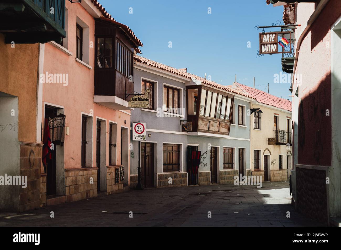 Kolonialarchitektur, bunte Häuser, ruhige Straßen, sonniger Tag in Potosi, Bolivien Stockfoto