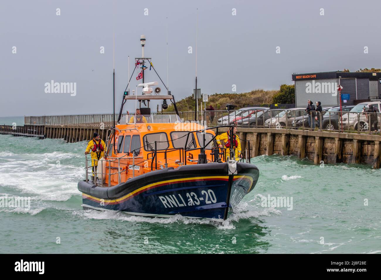 Rettungsboote von Shoreham, Selsey und Littlehampton RNLI treffen sich im Hafen von Littlehampton während einer gemeinsamen Übung und öffentlichen Engagements. Stockfoto