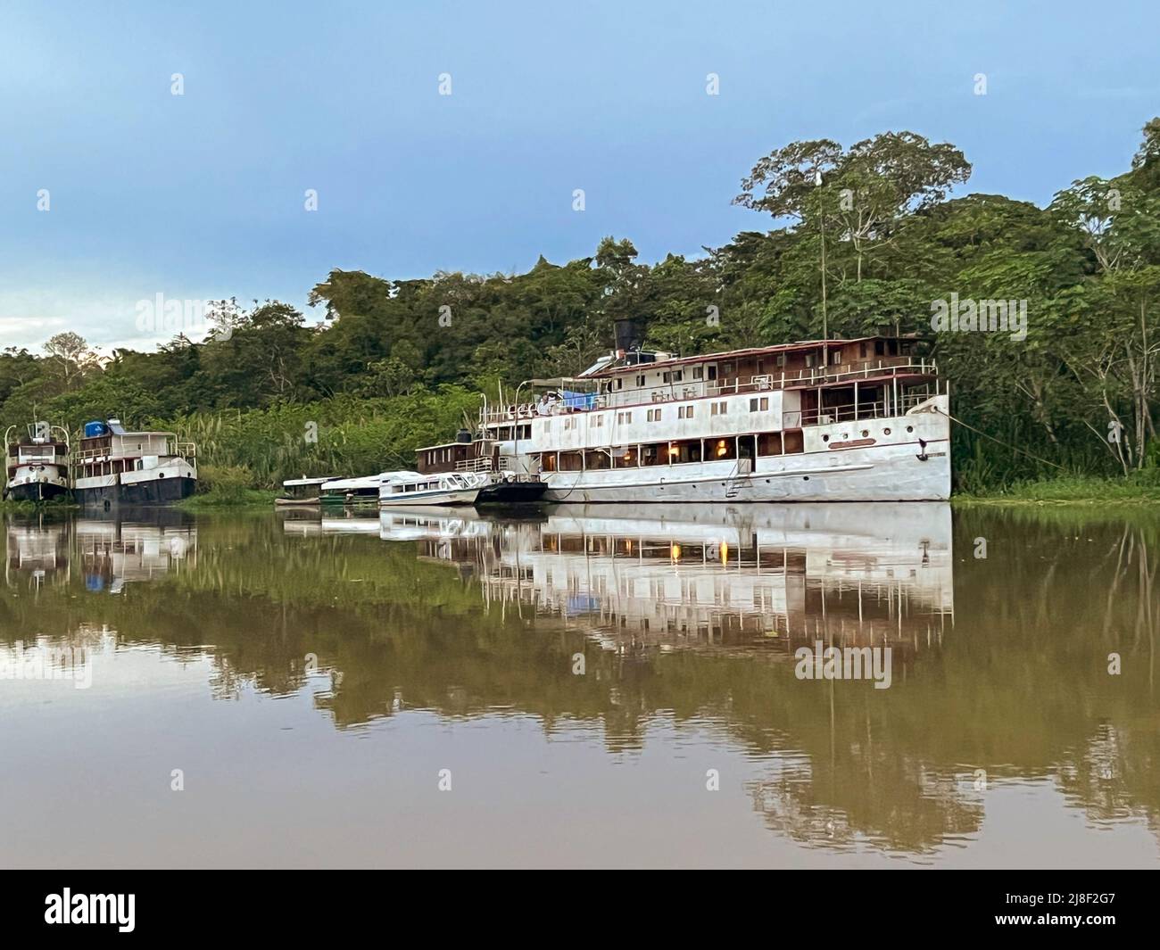 Das Boot 'Rio Amazonas' wurde 1899 in Schottland für den Kautschukhandel gebaut. Das Boot ist am Yarapa River, einem Nebenfluss des Amazonas, angedockt. Stockfoto