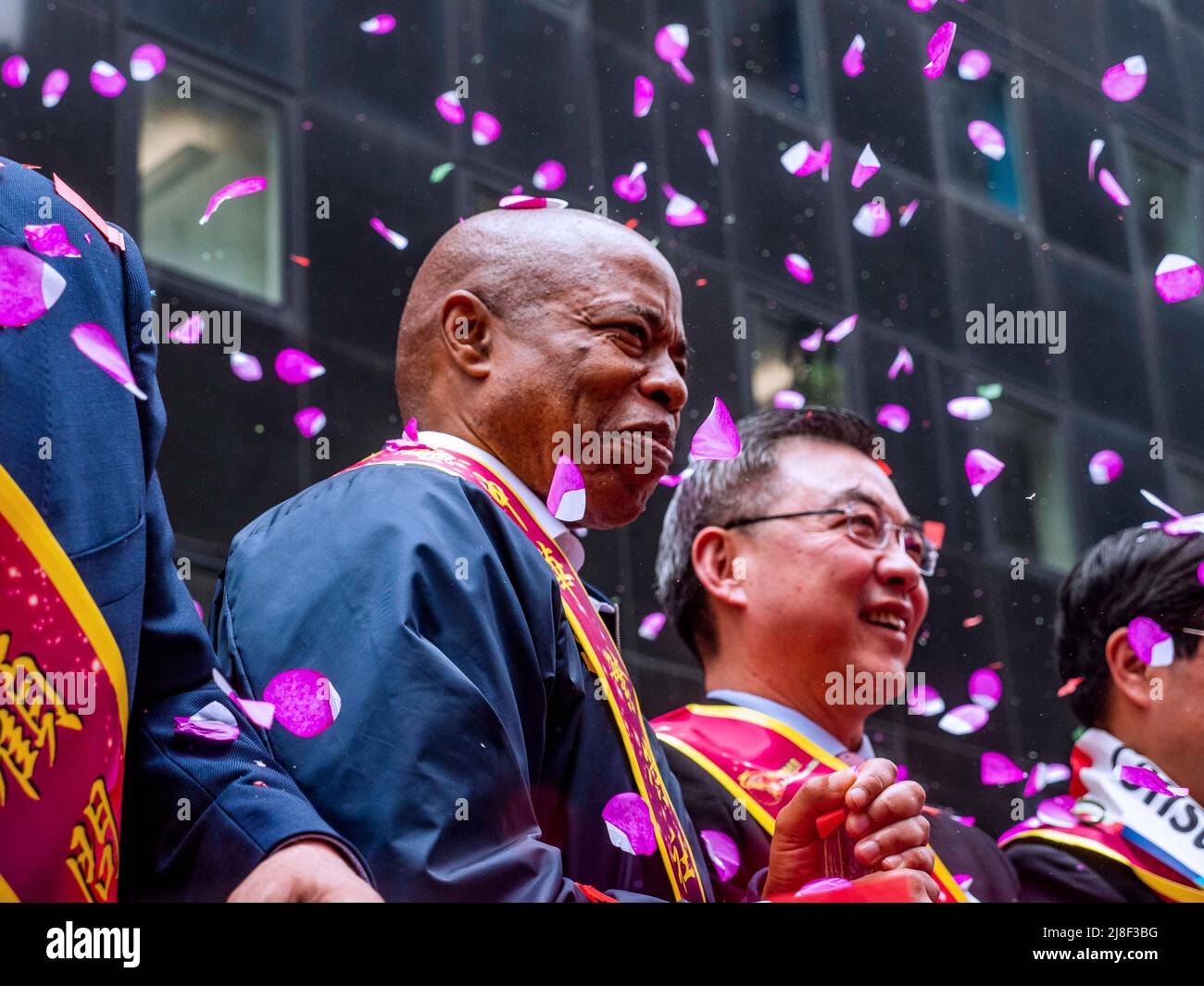 New York, New York, USA. 15.. Mai 2022. NYC veranstaltete seine erste jährliche Asian American Pacific Islander Heritage Parade in Midtown Manhattans Sixth Ave. Tausende zogen und beobachteten von der Seitenlinie aus die Feier des Erbes, des Stolzes und des Ausdrucks gegen den Hass gegen die Asiaten. Bands, Floats und Politiker treten der Linie des marsches bei. Bürgermeister Eric Adams hier unter den Konfetti gesehen. (Bild: © Milo Hess/ZUMA Press Wire) Bild: ZUMA Press, Inc./Alamy Live News Stockfoto