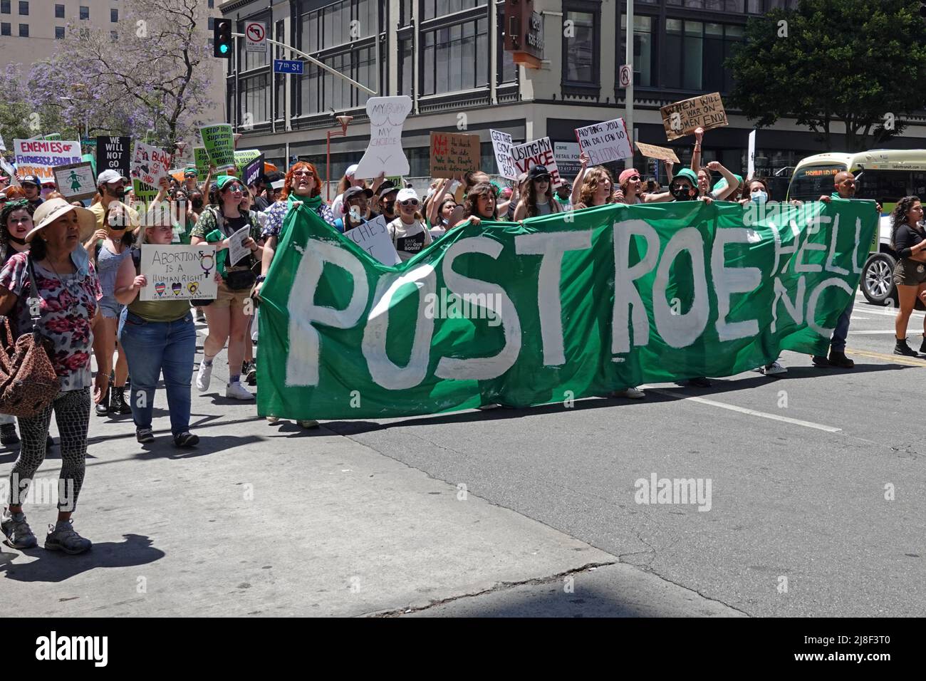 Los Angeles, CA / USA - 14. Mai 2022: Demonstranten, die die reproduktiven Rechte von Frauen unterstützen, werden während der Proteste gegen das Verbot unserer Körper in L.A. gezeigt Stockfoto