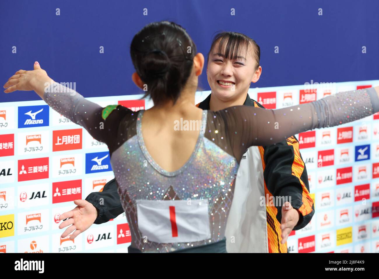 Tokyo Metropolitan Gymnasium, Tokio, Japan. 14.. Mai 2022. (L bis R) Arisa Kasahara, Shoko Miyata, 14. MAI 2022 - künstlerische Gymnastik: Die 61. NHK Cup Women's Individual All-Around Floor Übung am Tokyo Metropolitan Gymnasium, Tokyo, Japan. Kredit: YUTAKA/AFLO SPORT/Alamy Live Nachrichten Stockfoto