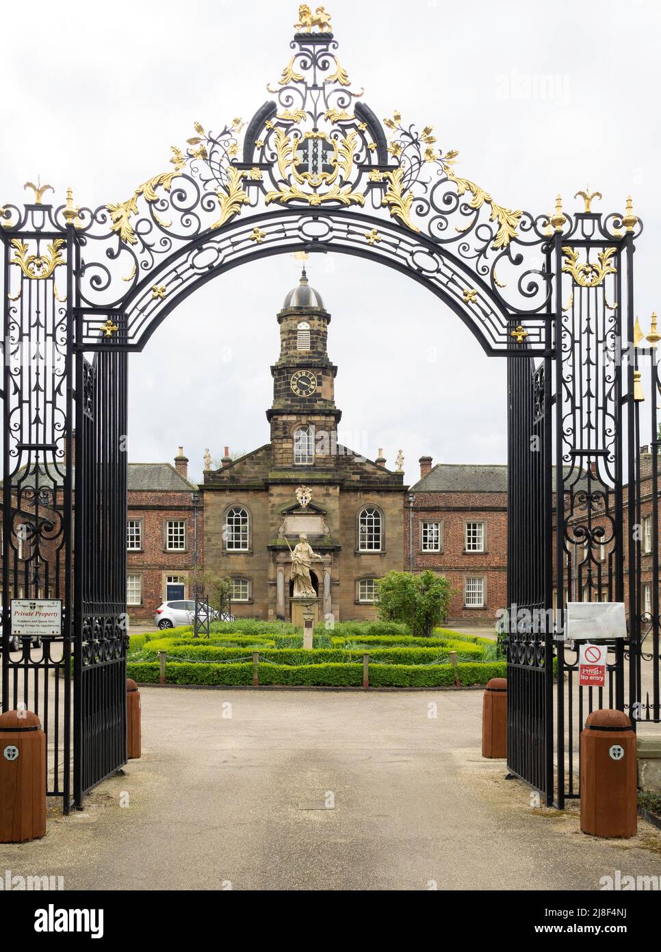 Der Eingang zu Sir William Turners Almshüusern, die er 1676 gründete, mit Unterkünften für ältere Bewohner und Waisenkinder wird noch genutzt Stockfoto