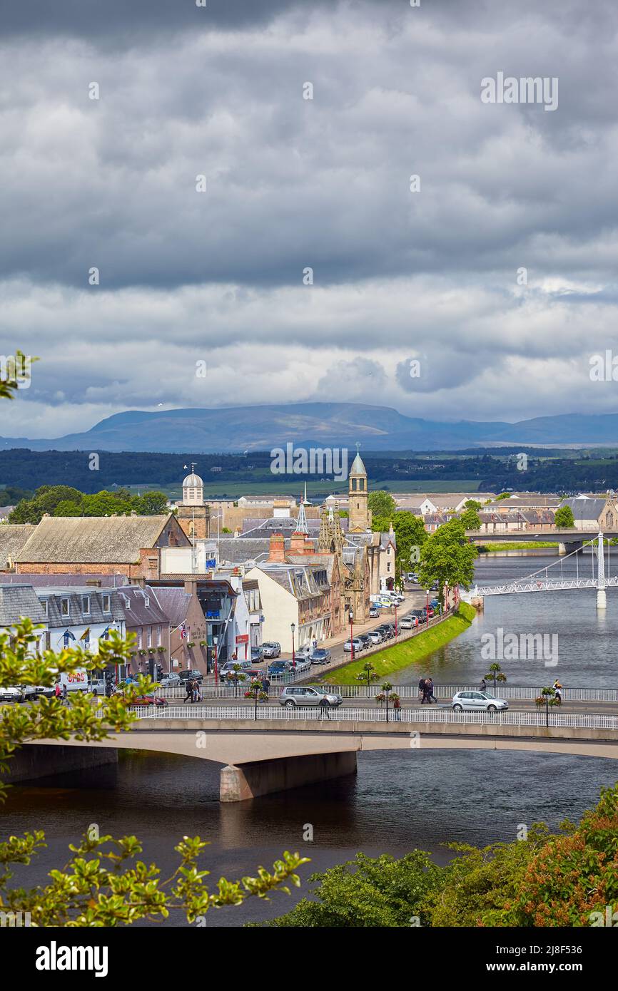 Inverness, Schottland - 24. Juni 2010: Blick auf das Huntly Street Bank am Ness River. Inverness. Schottland. Vereinigtes Königreich Stockfoto