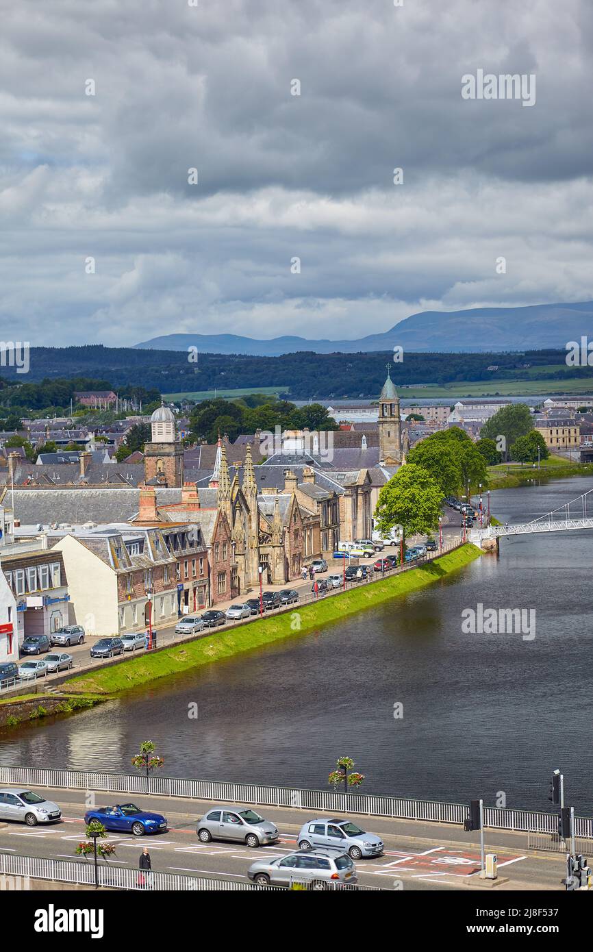 Inverness, Schottland - 24. Juni 2010: Blick auf das Huntly Street Bank am Ness River. Inverness. Schottland. Vereinigtes Königreich Stockfoto