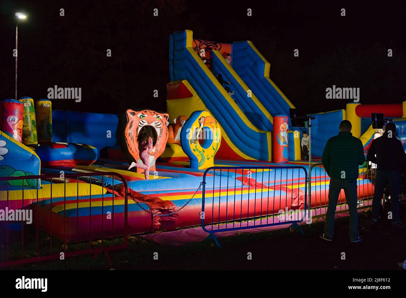 Aufblasbare Kinderfahrt am Abend auf der Maimesse Ende Oktober aufgrund der COVID 19-Pandemie Stockfoto