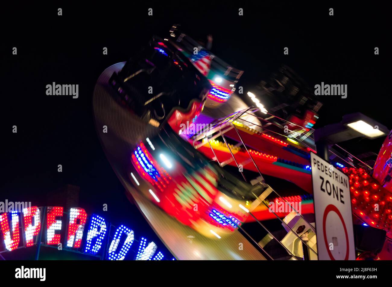 Spaßige Fahrt bei Nacht beleuchtet mit Bewegungsunschärfe Stockfoto