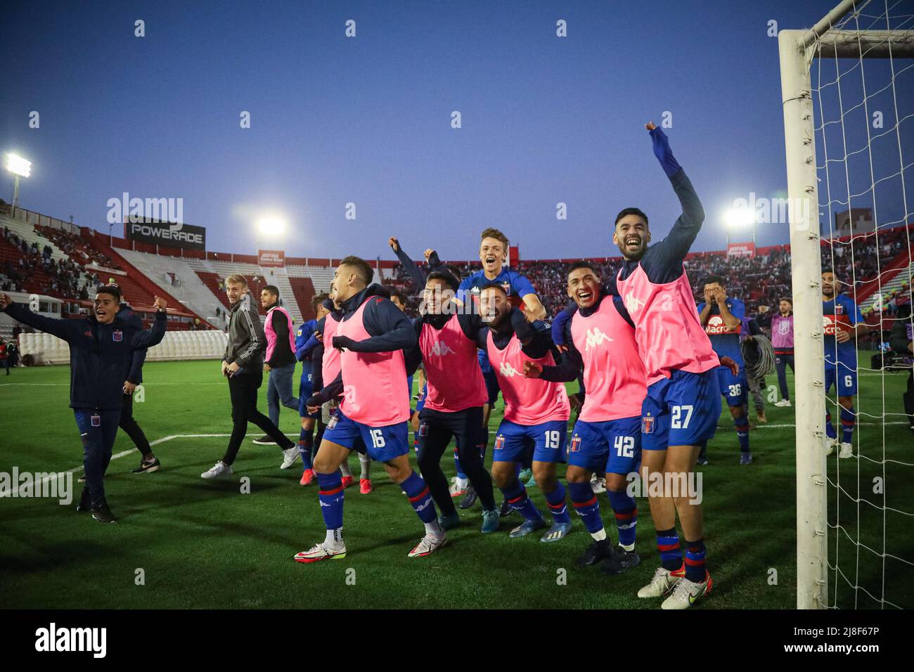 Buenos Aires, Argentinien. 15.. Mai 2022. Tigre-Spieler feiern den Sieg und die Qualifikation zum Finale nach einem Spiel zwischen Tigre und den argentinischen Junioren im Rahmen der Semifinales de la Copa de la Liga 2022 im Estadio Tomas Adolfo Duco.Endstand: Tigre 3:1 Argentinos Juniors Credit: SOPA Images Limited/Alamy Live News Stockfoto