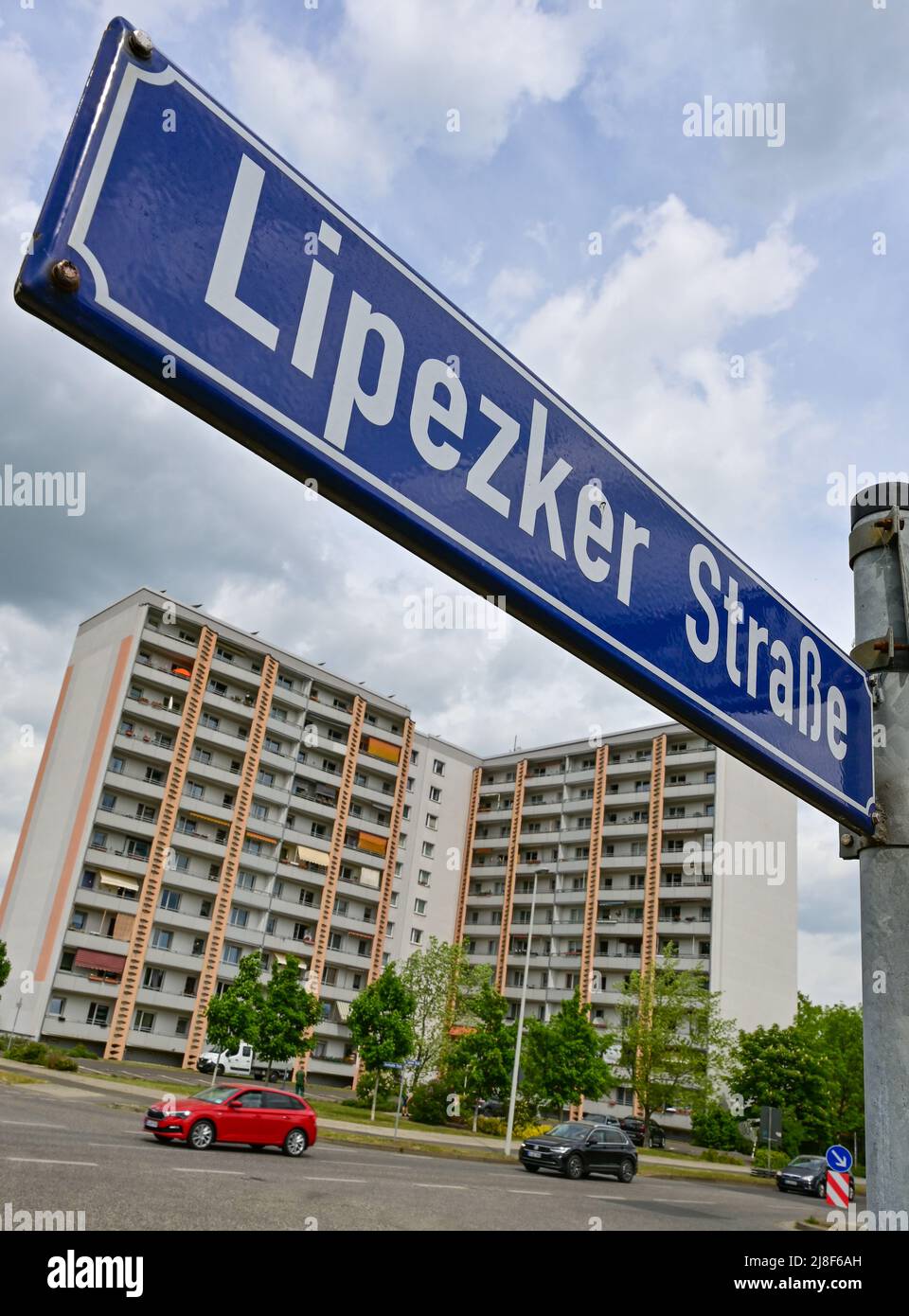 Cottbus, Deutschland. 13.. Mai 2022. Das Straßenschild der 'Lipetsk Street'. Die 'Lipezker Straße' wurde wegen der Städtepartnerschaft zwischen Cottbus und der russischen Stadt Lipezk benannt. Viele Gemeinden in Brandenburg haben auch Partnerstädte in Russland. Die meisten Kontakte ruhen derzeit - und die meisten haben eine klare Meinung über eine formelle Beendigung der Partnerschaft. (To dpa: 'Radio silence in Brandenburg on town Twinning') Quelle: Patrick Pleul/dpa/Alamy Live News Stockfoto