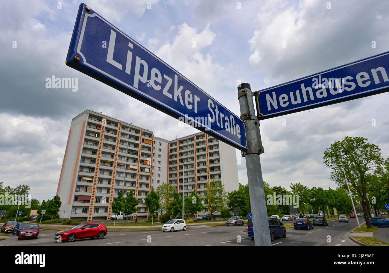 Cottbus, Deutschland. 13.. Mai 2022. Das Straßenschild der 'Lipetsk Street'. Die 'Lipezker Straße' wurde wegen der Städtepartnerschaft zwischen Cottbus und der russischen Stadt Lipezk benannt. Auch in Brandenburg haben viele Gemeinden Partnerstädte in Russland. Die meisten Kontakte ruhen derzeit - und die meisten haben eine klare Meinung über eine formelle Beendigung der Partnerschaft. (To dpa: 'Radio silence in Brandenburg on town Twinning') Quelle: Patrick Pleul/dpa/Alamy Live News Stockfoto