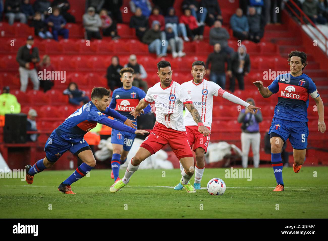 Buenos Aires, Argentinien. 15.. Mai 2022. Gabriel Avalos (C) von den argentinischen Junioren während eines Spiels zwischen Tigre und den argentinischen Junioren im Rahmen der Semifinales de la Copa de la Liga 2022 im Estadio Tomas Adolfo Duco in Aktion gesehen.Endstand: Tigre 3:1 Argentinos Juniors (Foto: Roberto Tuero/SOPA Images/Sipa USA) Quelle: SIPA USA/Alamy Live News Stockfoto