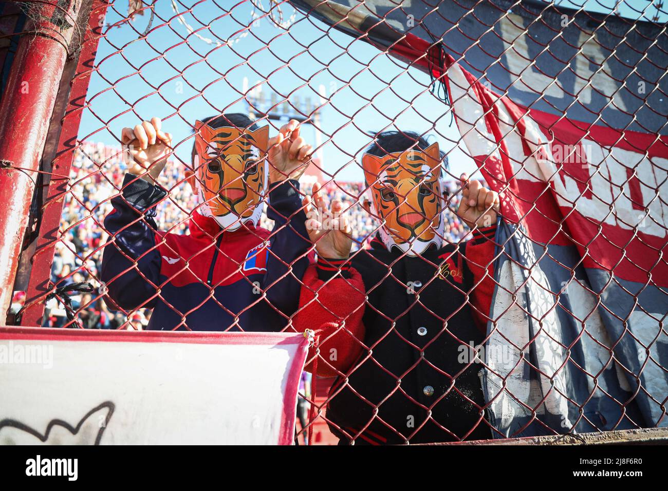 Buenos Aires, Argentinien. 15.. Mai 2022. Zwei junge Tigre-Fans, die während eines Spiels zwischen Tigre und den argentinischen Junioren im Rahmen der Semifinales de la Copa de la Liga 2022 im Estadio Tomas Adolfo Duco gesehen wurden. Endergebnis: Tigre 3:1 Argentinos Juniors (Foto von Roberto Tuero/SOPA Images/Sipa USA) Quelle: SIPA USA/Alamy Live News Stockfoto