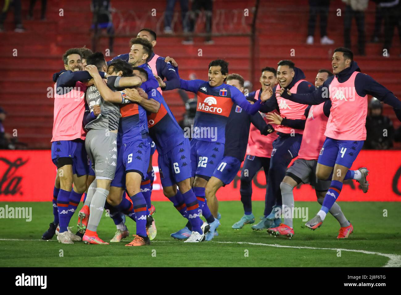 Buenos Aires, Argentinien. 15.. Mai 2022. Tigre-Spieler feiern den Sieg und die Qualifikation zum Finale nach einem Spiel zwischen Tigre und den argentinischen Junioren im Rahmen der Semifinales de la Copa de la Liga 2022 im Estadio Tomas Adolfo Duco. Endergebnis: Tigre 3:1 Argentinos Juniors (Foto von Roberto Tuero/SOPA Images/Sipa USA) Quelle: SIPA USA/Alamy Live News Stockfoto